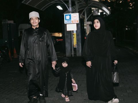 Penampilan Atta Halilintar dan Aurel di Tarawih Hari Pertama, Ngajak Ameena Lucu Banget Gayanya