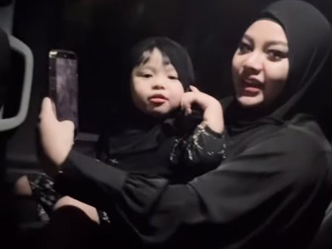 Penampilan Atta Halilintar dan Aurel di Tarawih Hari Pertama, Ngajak Ameena Lucu Banget Gayanya