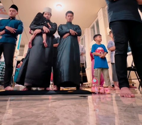 Penampilan Atta Halilintar dan Aurel di Tarawih Hari Pertama, Ngajak Ameena Lucu Banget Gayanya