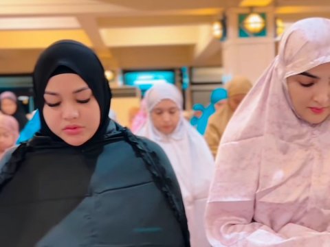 Penampilan Atta Halilintar dan Aurel di Tarawih Hari Pertama, Ngajak Ameena Lucu Banget Gayanya