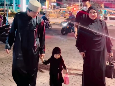 Penampilan Atta Halilintar dan Aurel di Tarawih Hari Pertama, Ngajak Ameena Lucu Banget Gayanya