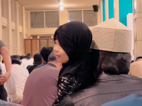 Penampilan Atta Halilintar dan Aurel di Tarawih Hari Pertama, Ngajak Ameena Lucu Banget Gayanya