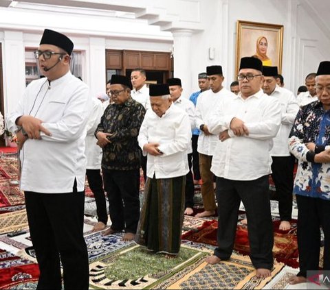 Wapres Ma'ruf Amin Salat Tarawih Perdana di Kediaman, Ini Sosok Sang Imam