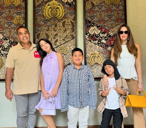 Formasi Lengkap, Potret Kece Nia Ramadhani Bersama Suami dan Anak-Anak, Netizen 'Goodlooking Semua'