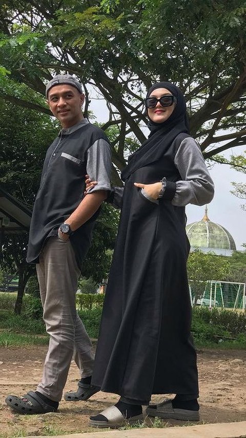 Ia juga sering kali menjadi model untuk brand baju muslimnya sendiri. Dalam potret ini misalnya, ia dan sang suami menjadi model baju muslim simpel untuk pasangan.