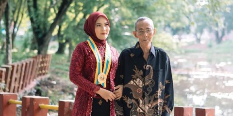 Hanya Ditemani Kakek saat Wisuda, Kisah Perjuangan Perempuan Ini Bisa Wisuda Lewat Beasiswa Curi Perhatian