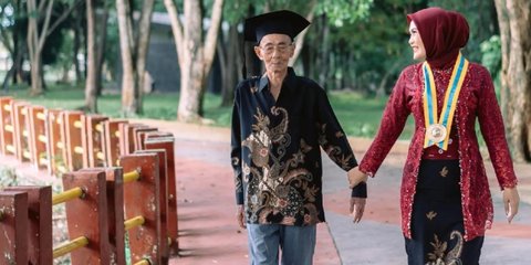 Hanya Ditemani Kakek saat Wisuda, Kisah Perjuangan Perempuan Ini Bisa Wisuda Lewat Beasiswa Curi Perhatian