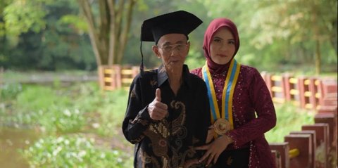 Hanya Ditemani Kakek saat Wisuda, Kisah Perjuangan Perempuan Ini Bisa Wisuda Lewat Beasiswa Curi Perhatian