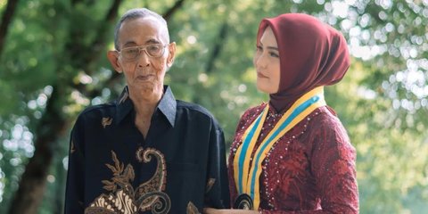 Hanya Ditemani Kakek saat Wisuda, Kisah Perjuangan Perempuan Ini Bisa Wisuda Lewat Beasiswa Curi Perhatian