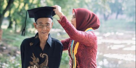 Hanya Ditemani Kakek saat Wisuda, Kisah Perjuangan Perempuan Ini Bisa Wisuda Lewat Beasiswa Curi Perhatian