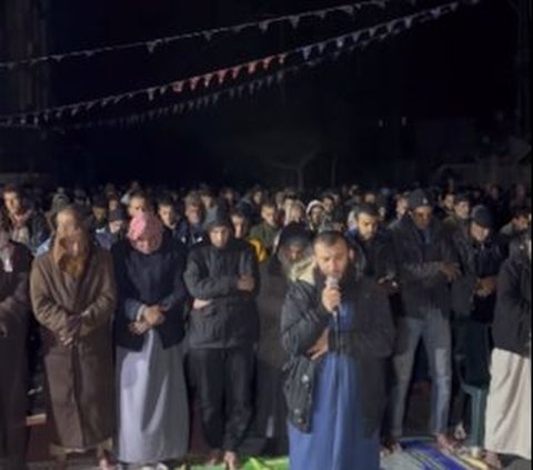 Dalam Gelap, Momen Warga Palestina Tetap Salat Tarawih di Reruntuhan Masjid yang Hancur