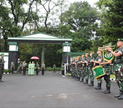 Mayjen Mohammad Fadjar Adik Irjen Krishna Murti Kini jadi Pangdam Siliwangi, Intip Momen Terima Pusaka Kujang