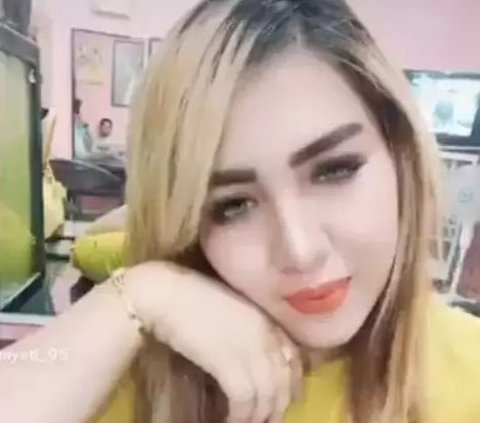 8 Old Photos of Mira Hayati When She Was a Dangdut Singer, Slim & Sexy, Now Looks Like a Walking Gold Shop