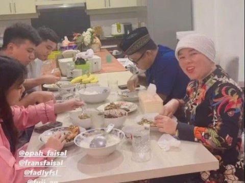 Portrait of Artists' First Sahur in Ramadan 2024, Prilly Only Eats Soto
