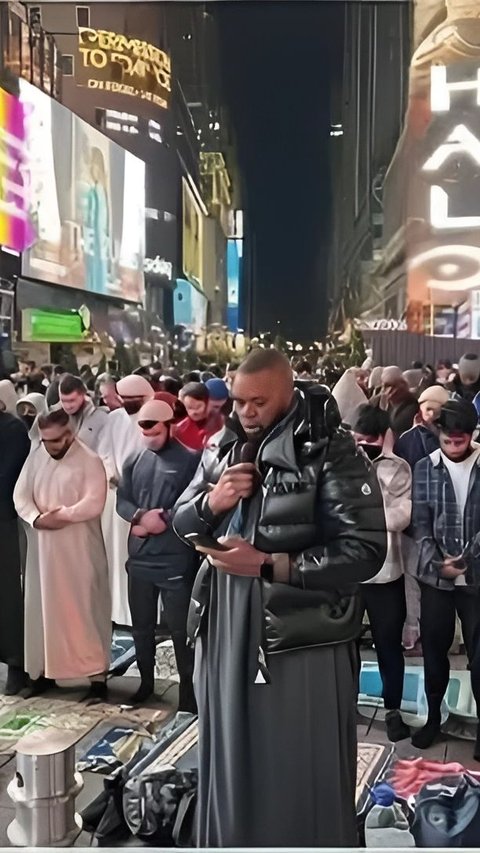 Portrait of Hundreds of New York Muslims Holding Tarawih Prayer in Times Square, Staying Focused in the Midst of 4 Degrees Celsius Temperature.