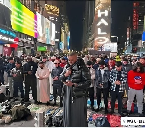 Portrait of Hundreds of Muslims in New York Performing Tarawih Prayers in Times Square, Remaining Focused Amidst 4 Degrees Celsius Temperature