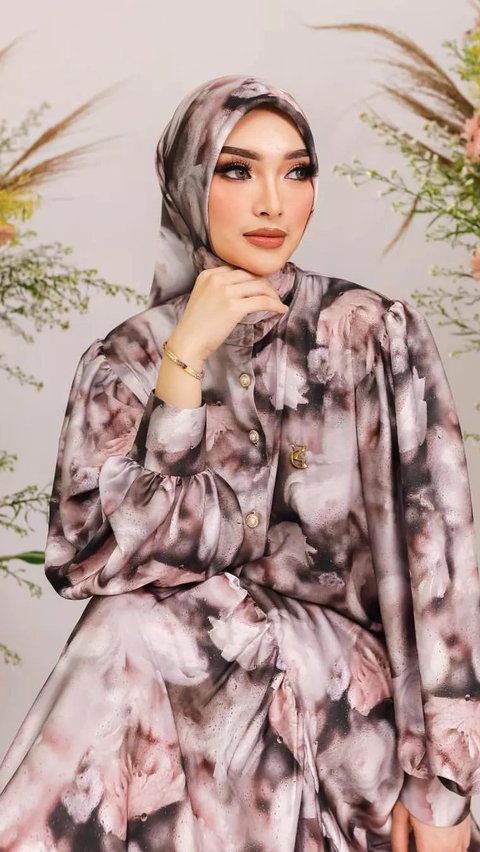 10 Portraits of Zaskia Gotik's Style, Now Wearing Hijab, Still Stylish