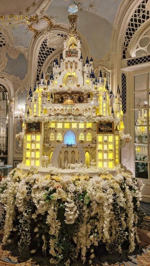 Kue pengantin karya Sam ini sukses mencuri perhatian saat dipajang di acara resepsi yang berlangsung di ballroom Hotel Savoy, London.