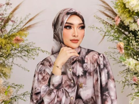 10 Portraits of Zaskia Gotik's Hijab Style, Still Stylish