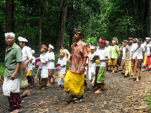 Sensasi Mengunjungi Pura Megah dan Sakral di Tengah Hutan Banyuwangi, Auto Bikin Damai