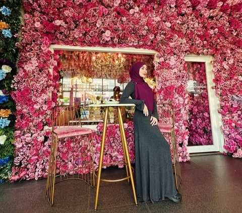 10 Portraits of Zaskia Gotik's Hijab Style, Still Stylish