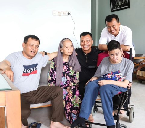 Brigjen TNI Zainul Bahar mengunggah potret kebersamaannya dengan Irjen Pol Ahmad Lutfi dan keluarga besarnya di akun media sosial pribadinya.