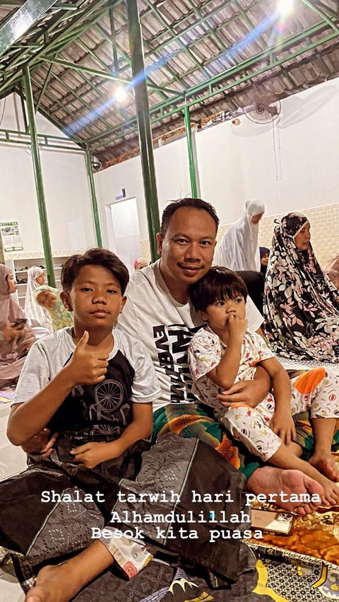 While Vicky Prasetyo is performing tarawih prayer with his child.