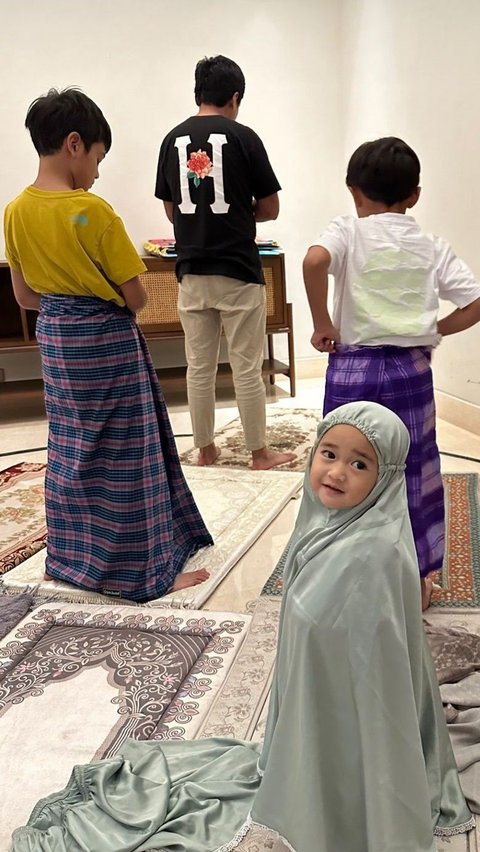 Through her Instagram post, Aliya Rajasa shared a picture of tarawih prayer with her children.