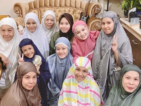 10 Portraits of Celebrities' First Tarawih in Ramadan 2024, Kaesang Loses Sandals