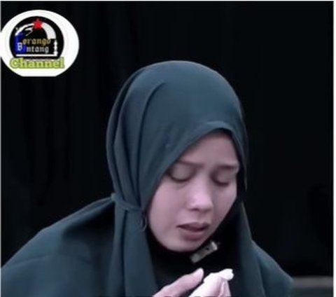 10 Portraits of Agnes Monica's Convert Figure, Crying While Reading Shahada