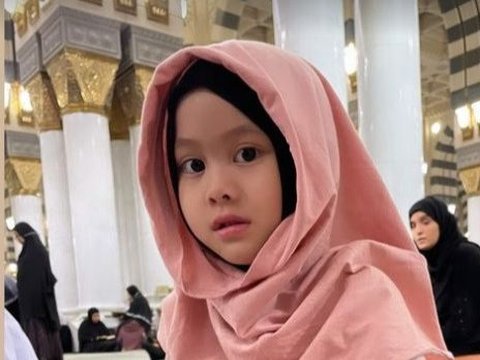 Momen Acha Septriasa Jalani Puasa Ramadan di Tanah Suci Sembari Melaksanakan Ibadah Umrah Bersama Suami dan Anak