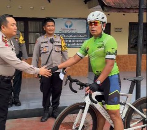 Pria Bersepeda Datangi Polsek Polisi Berseragam Beri Hormat, Terungkap Ini Sosok Sebenarnya