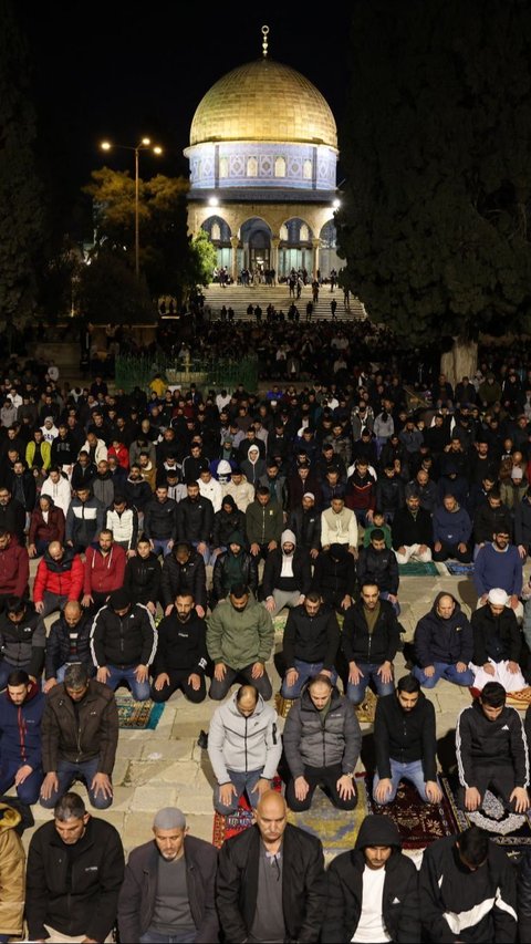 FOTO: Potret 35.000 Warga Palestina Padati Masjid Al Aqsa untuk Salat Tarawih Ramadan