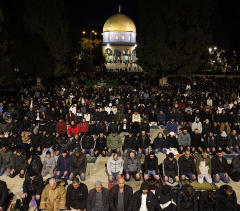 Puluhan ribu warga Palestina terpantau memadati kompleks Masjid Al-Aqsa, Kota Tua Yerusalem, untuk melaksnakan salat tarawih pada malam pertama bulan suci Ramadan, Minggu (10/3/2024). Mereka tetap menyesaki salah satu tempat suci paling utama bagi umat Islam itu meski diwarnai penyerangan dan pemukulan brutal oleh polisi Israel. Ahmad Gharabli/AFP