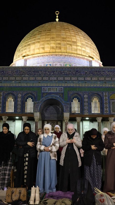 Sebagaiman dilaporkan Antara, Departemen Wakaf Islam mengungkapkan bahwa sekitar 35.000 jamaah menjalani salat Tarawih di dalam Masjid Al-Aqsa di tengah pembatasan pendudukan Israel. Ahmad Gharabli/AFP