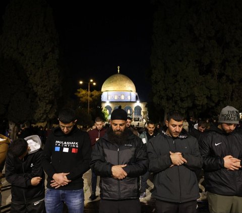 FOTO: Potret 35.000 Warga Palestina Padati Masjid Al-Aqsa untuk Salat Tarawih Ramadan