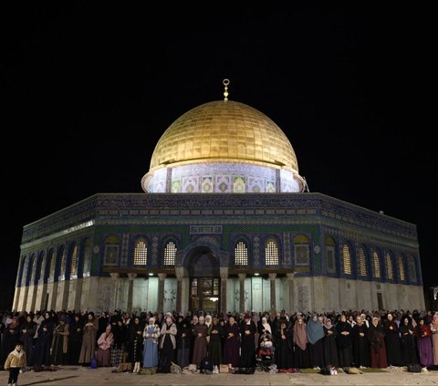 FOTO: Potret 35.000 Warga Palestina Padati Masjid Al-Aqsa untuk Salat Tarawih Ramadan