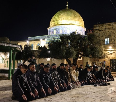 FOTO: Potret 35.000 Warga Palestina Padati Masjid Al-Aqsa untuk Salat Tarawih Ramadan