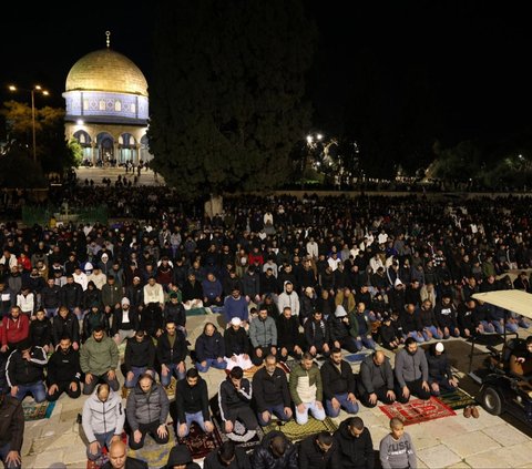 FOTO: Potret 35.000 Warga Palestina Padati Masjid Al-Aqsa untuk Salat Tarawih Ramadan