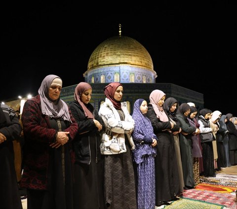 FOTO: Potret 35.000 Warga Palestina Padati Masjid Al-Aqsa untuk Salat Tarawih Ramadan