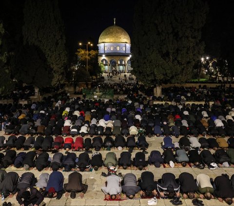 FOTO: Potret 35.000 Warga Palestina Padati Masjid Al-Aqsa untuk Salat Tarawih Ramadan