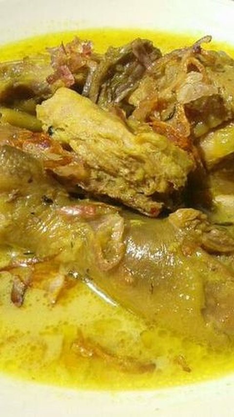 4. Opor Ayam Kampung