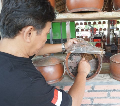 “Cairan ini awalnya sering tak unduh-unduh, terus tak minum, tak konsumsi sendiri. Nah tak pikir-pikir ini kok sepertinya bisa kalau dikembangkan,” katanya