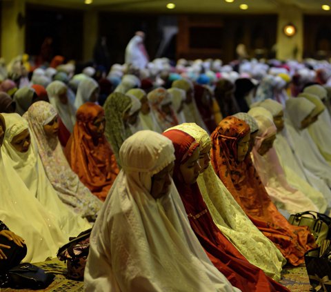 Only in Indonesia, Tarawih Congregants Wear Leopard Print Prayer Robes, Netizens: 'Angels are Surprised Automatically'
