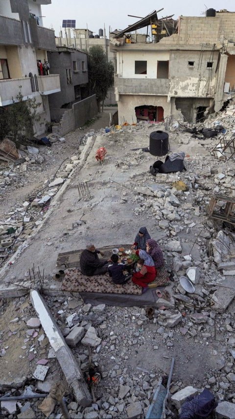 FOTO: Miris, Warga Jalur Gaza Berbuka Puasa di Antara Puing Rumahnya yang Dirudal Israel