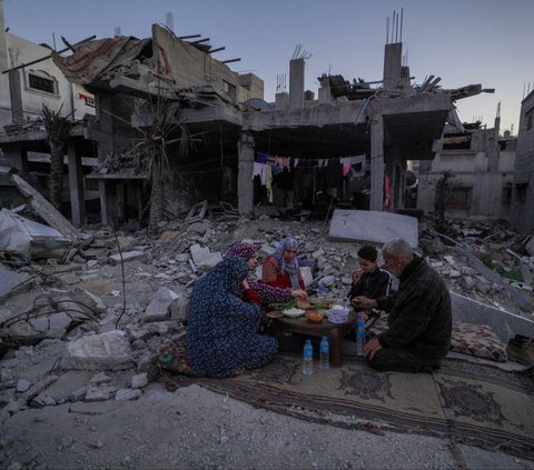 Rentetan serangan Israel membuat warga Jalur Gaza harus merayakan buka puasa Ramadan tanpa kegembiraan.. Sebagaimana dialami oleh keluarga al-Naji di Dier el-Balah, Jalur Gaza tengah, Palestina, pada Senin (11/3/2024). AFP