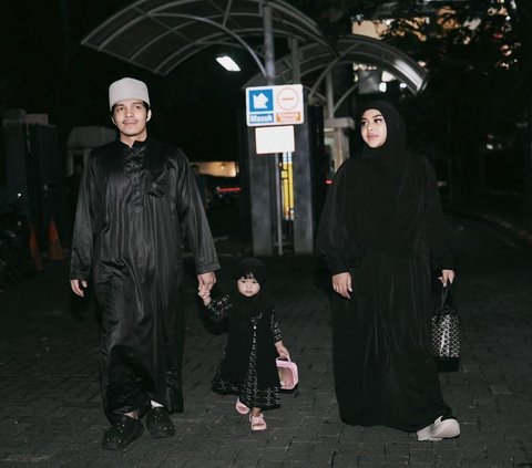 7 Portraits of Atta Halilintar's Family's First Day of Ramadan, Ameena Carried While Joining Congregational Tarawih