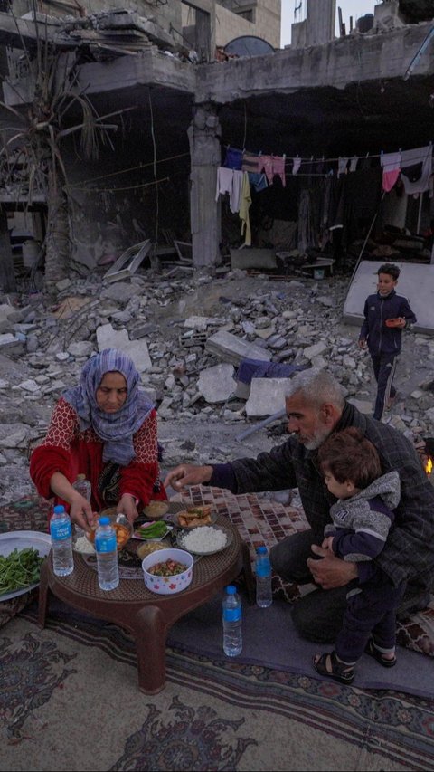 Mereka berbuka puasa di antara puing rumahnya yang hancur akibat dibombardir Israel.