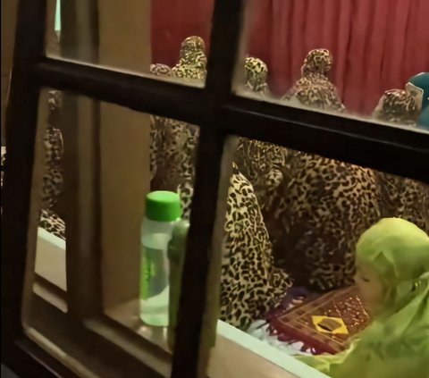 Only in Indonesia, Tarawih Congregants Wear Leopard Print Prayer Robes, Netizens: 'Angels are Surprised Automatically'