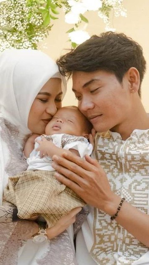 Potret Bahagia Tri Suaka & Nabila Maharani di Momen Aqiqah Baby Garuda, Dihadiri Keluarga Besar<br>